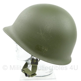 US Army WO2 model M1 helm met correcte kinriem en kurklaag - ZONDER binnenhelm - bruikbaar als WO2 model