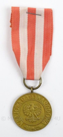 Poolse medaille 9 mei 1945 Medal of Victory and Freedom 1945 - afmeting 3,5 x 10,5 cm - origineel