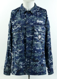 US Navy BDU field jacket met insigne - SWO Surface Warfare Officer - USN Navy blue digital - maat medium-regular  - origineel