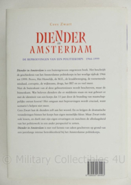 Diender in Amsterdam, de beproevingen van een politiekorps 1966-1999 - 24½ x 18 x 5 cm