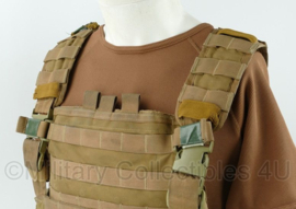 Defensie en KMARNS Korps Mariniers Profile Equipment plate carrier Coyote voor ballistische inhoud met Camelbak rugzak - gedragen - origineel