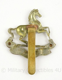 WO2 Britse baret of cap badge The Kings Regiment - afmeting 4 x 5,5 cm - origineel