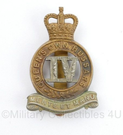Britse naoorlogse cap badge Queens Own Hussars - 5 x 3 cm - origineel