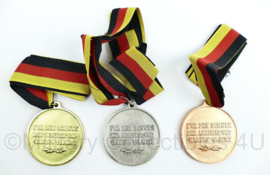 DDR bestener mittlungen körperertüchtigung und sport fur treue dienste medaille 3 delige set goud zilver brons - Origineel