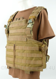 Defensie en KMARNS Korps Mariniers Profile Equipment plate carrier Coyote voor ballistische inhoud met Camelbak rugzak - gedragen - origineel