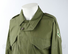 WO2 US Army replica M43 Field jacket met embleem van de 4th Infantry Division - maat 40 R = NL maat 50 (medium) - Replica