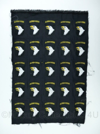 US Army 101st Airborne Division eagle patch doek met 25 patches! - decoratief -71x47 cm. - origineel