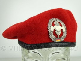 Originele rode baret met metalen insigne - Pionieren - 54 tm. 64 cm. - origineel