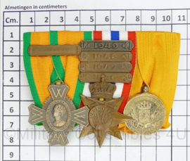 Medaille balk met Medaille voor Krijgsverrichtingen, Ereteken voor orde en Vrede met gesp en trouwe dienst medaille - 10,5 x 8 cm - origineel