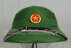 Vietcong Helm met insigne Vietnam oorlog