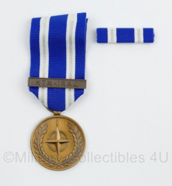 NATO medaille met baton  NTM Iraq - 9,5 x 3,5 cm -  origineel