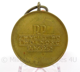 Poolse medaille 9 mei 1945 Medal of Victory and Freedom 1945 - afmeting 3,5 x 10,5 cm - origineel