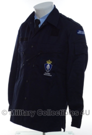 KMAR Marechaussee uniform basis jas 2006 basis jas - donkerblauw - MET insignes - NIEUW - maat 9010/1520 - origineel