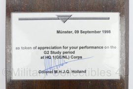 Defensie en Bundeswehr HQ 1 GE NL Corps Munster wandbord 09 september 1998 - met handtekening van Colonel - 15,5 x 1,5 x 20,5 cm - origineel