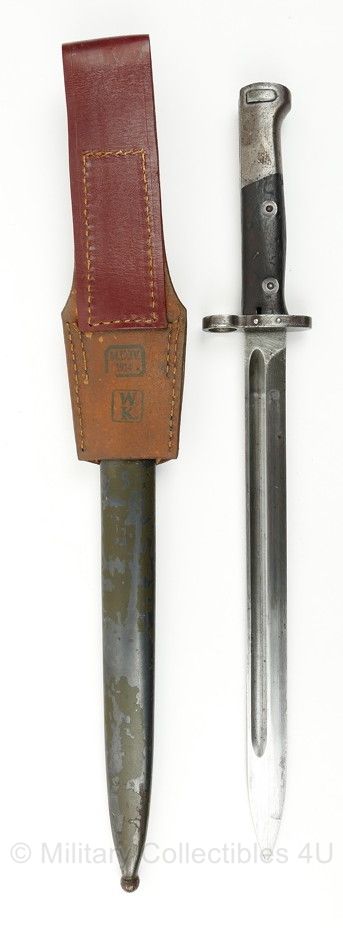 Oostenrijkse Steyr Mannlicher M.95 Bayonet met replica 1914 frog - afmetingen lemmet 29 x 2 cm, geheel 45 cm - gebruikt