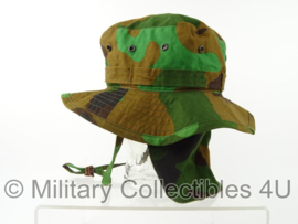 KL Nederlandse leger jungle camo bush hat met gefixeerde rand - m55 tm. 59 cm.  - nieuw - origineel