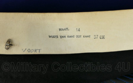 Kmar Marechaussee Adjudant uniform met opstaande kraag en dubbele rij knopen uit 1964 - set jas en broek -  maat 14 = 42 - origineel