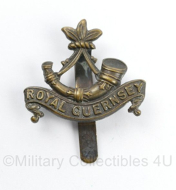 WO2 Britse Royal Guernsey Light Infantry cap badge - 3,5 x 4 cm - origineel