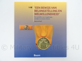 Boek Een Bewijs van Belangstelling en Welwillendheid Joep van Hoof - afmeting 22,5 x 21 cm - origineel