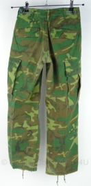 US Army Jungle Fatique trouser - 3rd model ERDL POPLIN camo - vietnam oorlog  - maat XS/short - gedateerd 1969 - origineel