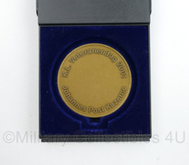 Coin in doosje KL Veteranendag 2004 Johannes Post Kazerne Midden Oosten Veteraan - diameter 6 cm - origineel