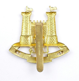 Britse cap badge Royal Suffolk Hussars Kings Crown - maker JR Gaunt London - 5,5 x 5 cm - origineel