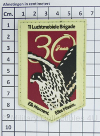 Zeldzaam 3D PVC embleem  30 jaar Luchtmobiele Brigade LUMBL  - met klittenband - 9 x 6 cm - origineel