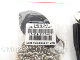 Koninklijke Marechaussee fluitje met knoopsgat bevestiging en koord - NIEUW in verpakking- origineel