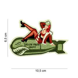 Embleem stof WW2 pinup Girl on Aircraft BOMB Death From Above - 10,5 x 6,5 cm.