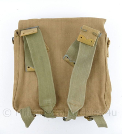 WO2 Britse pukkel P37 Smallpack met L straps Khaki met messing gespen  - origineel