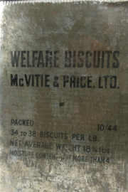 WO2 Britse Welfare Biscuit Box 1944 - 24 x 24 x 35 cm - origineel