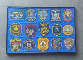 15 Amerikaanse Politie emblemen stof in vitrine - 60,5 x 40,5 cm - origineel