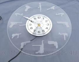 Nieuw gemaakte klok met wapens -  Geeft licht - diameter 29,5 cm - origineel