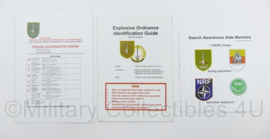 1 (German/Netherlands) Corps Explosive Ordnance Identification Guide documenten set - 14 x 10 cm - origineel