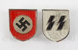 WO2 Duitse SS metalen Tropenhelm insigne SET - runen en swastika - 3,3 x 4 cm - replica