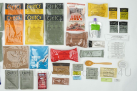 1 doos met 8 zakken Nederlandse leger 24uurs rantsoenen Maaltijd zak 24 Hour Operationeel Rantsoen W(Pouch) + Warm Weer module - 8 verschillende menu's! - +/- 4900 kcal - Best Before November 2025