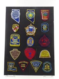 Amerikaanse en Canadese politie 16 stuks emblemen set in lijst 60 x 50 cm. - origineel
