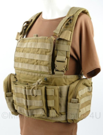 Warrior Assault Systems Chestrig met 5 mag pouches & 2 utility pouches Coyote - gedragen - origineel