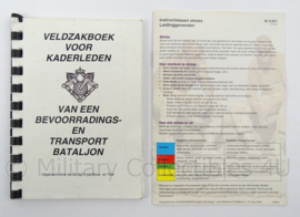 KL Landmacht Bevoorrading en Transport Bataljon veldzakboek en instructiekaart stress set - afmeting 16 x 11 cm - origineel