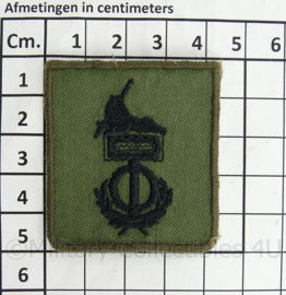 KL Landmacht vaardigheids borst embleem Groepswaardering/Individuele Bekwaamheid - afmeting 4,5 x 5 cm - origineel