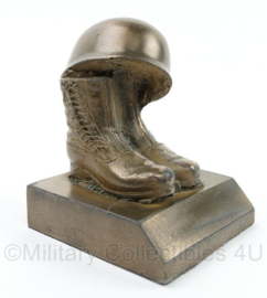 Luftwaffe beeldje met Fallschirmjager helm en laarzen - 6 x 6,5 x 8 cm