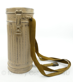 WO2 Duitse gasmaskerbus gestempeld - met replica verf en riemen - 28 x 12 cm - origineel