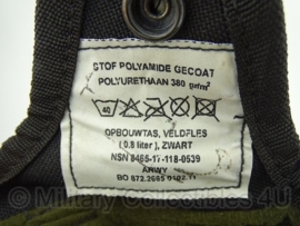 Kmar Koninklijke Marechaussee Veldfles MOLLE met RVS beker en ZWARTE hoes - MOLLE - 800 ml - model voor aan het OPS vest - origineel