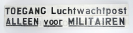 Replica Nederlands 1939 houten bord toegang luchtwachtpost - 113 x 20,5 x 2,5 cm - Replica
