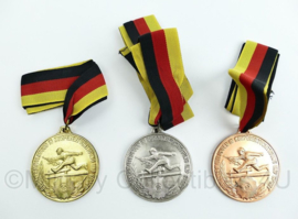 DDR bestener mittlungen körperertüchtigung und sport fur treue dienste medaille 3 delige set goud zilver brons - Origineel