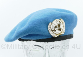 VN UN United Nations baret met embleem - United Nations Property made in Toronto, Canada  - size 7 3/8 = maat 59 cm - origineel