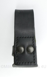 KMAR Koninklijke Marechaussee of Nederlandse Politie handboeien koppelhouder zwart leer - 4,5 x 5,5 x 12 cm - gebruikt - origineel