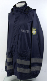 Duitse Polizei Bayern regenjas huidig model - ongedragen - zeldzaam - maat XXL - origineel