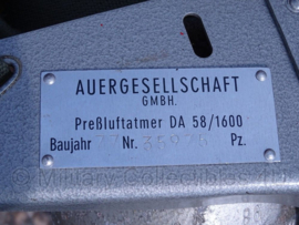 Duitse Auer Brandweer Pressluftatmer DA 58/1600 Harnas met flessen en Houten kist  - origineel