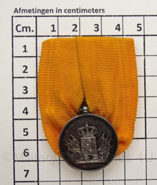 Nederlandse medaille 24 jaar trouwe dienst zilver - huidig model - wilhelmina - 2,6 cm diameter (ronde deel) - origineel
